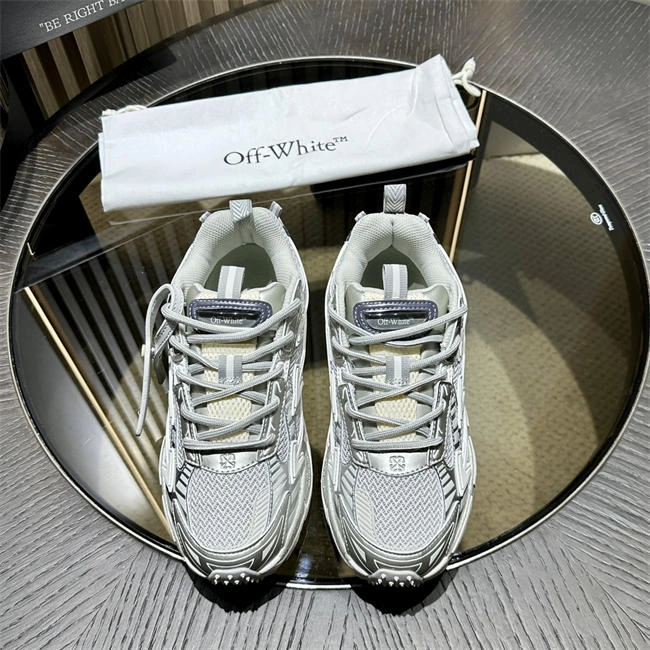 Elegant Off-White Sneaker 3099